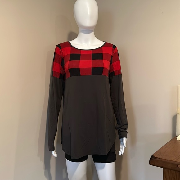 Zenana Outfitters Tops - Zenana women’s long sleeve top. Size small. Hardly worn
